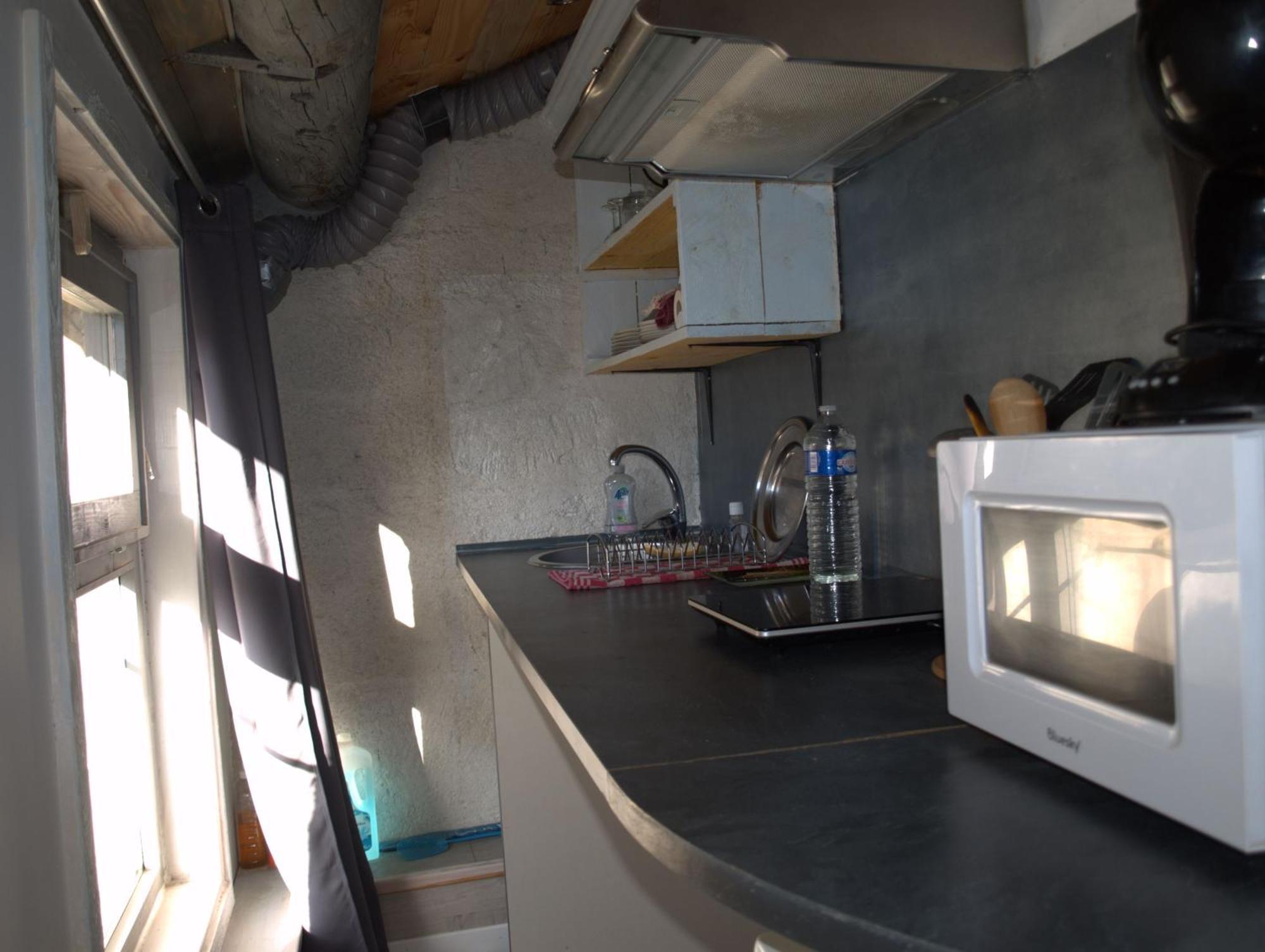 Insolite Studio -La Tour Des Templiers- Montfrin Buitenkant foto